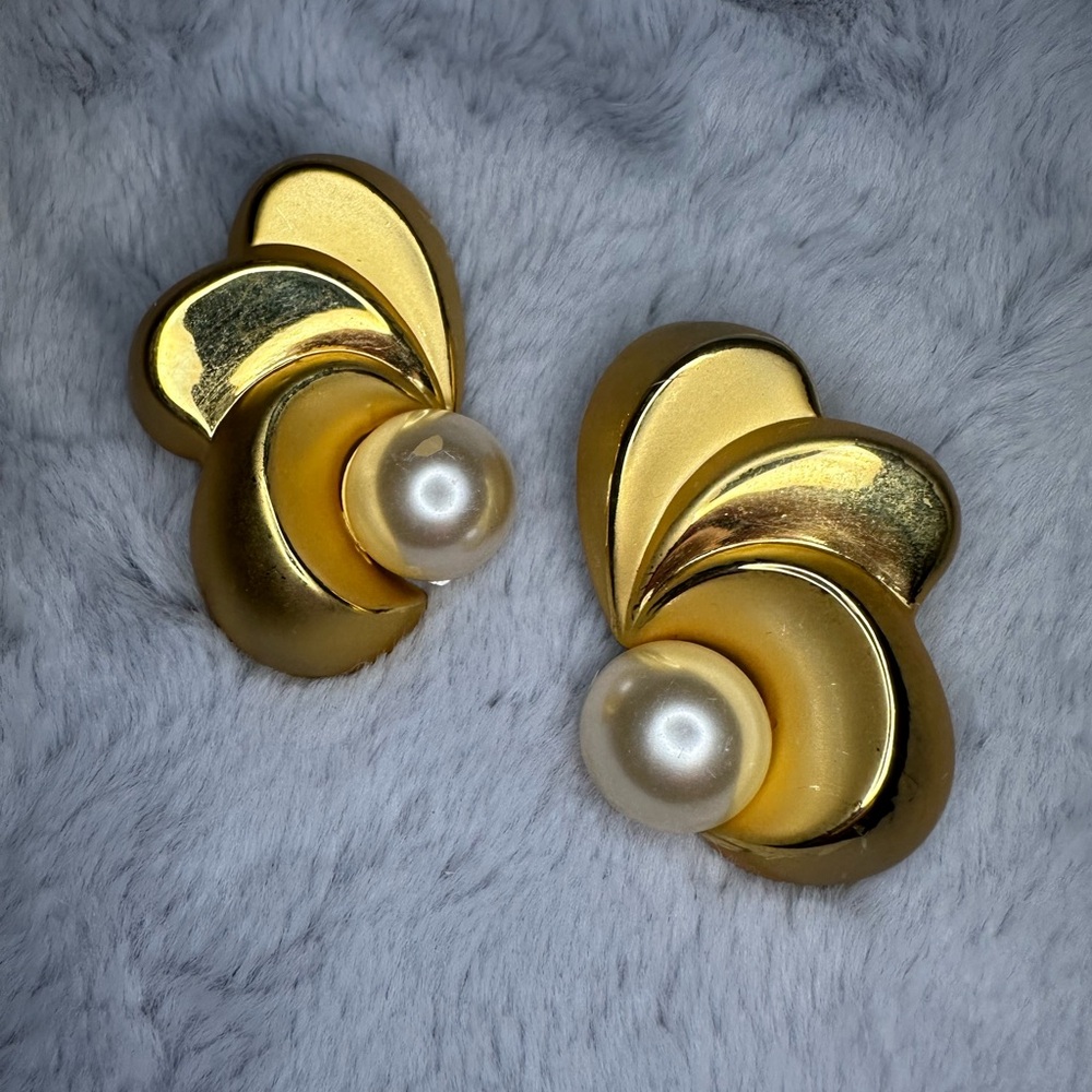 Elegant Gold and Pearl Earrings 💰FREE WHEN BUNDLED💰